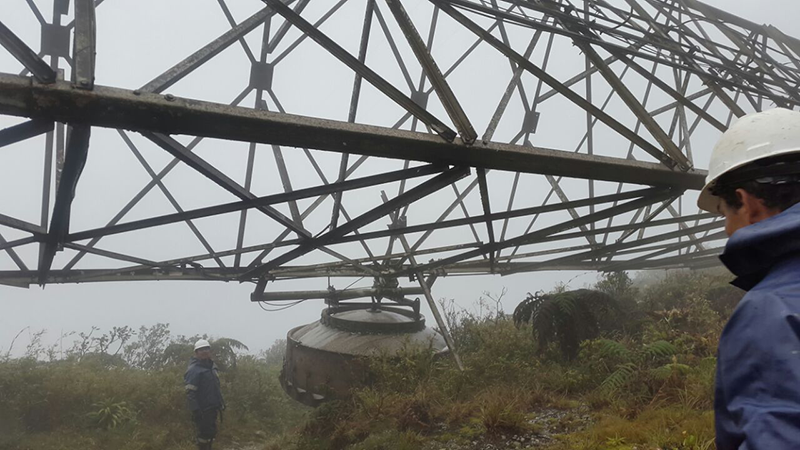 Daños sufridos en la infraestructura física debido a los fuertes vientos.