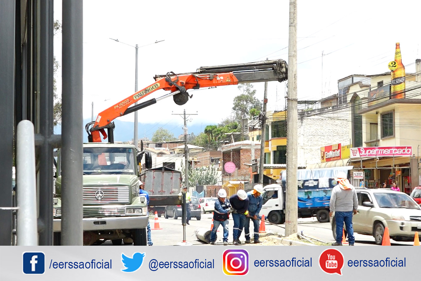 Accidente de tránsito provocó la caída de dos postes en la Av. 8 de diciembre de la ciudad de Loja